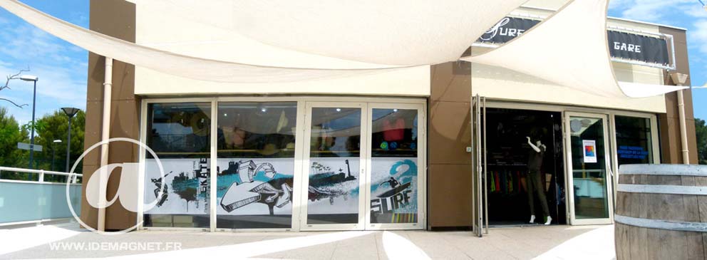 adhésif micro-perforé en vitrine